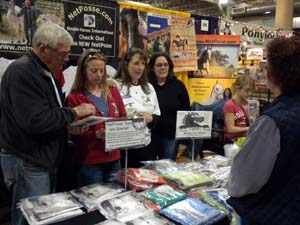 Harold, Michelle, Debi, victim Pam Goins and Tyra. OEAharoldMichelleDebiPamGoinsTyraDSCN4174.jpg